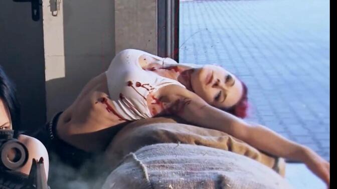 国外小众电影,一群美女玩枪战游戏,后来全部中弹身死