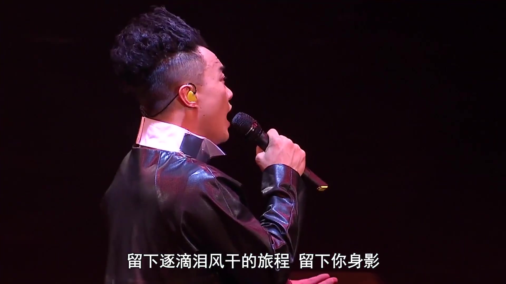 陈奕迅《歌.颂》现场版 轻声细语般娓娓道来,又有饱含情感地高声歌颂