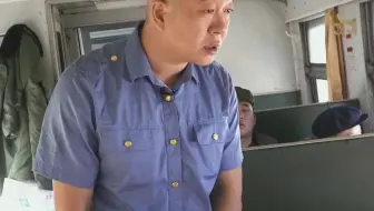 八十年代绿皮火车上都是白酒下啤酒的狠人，还得配只熏鸡