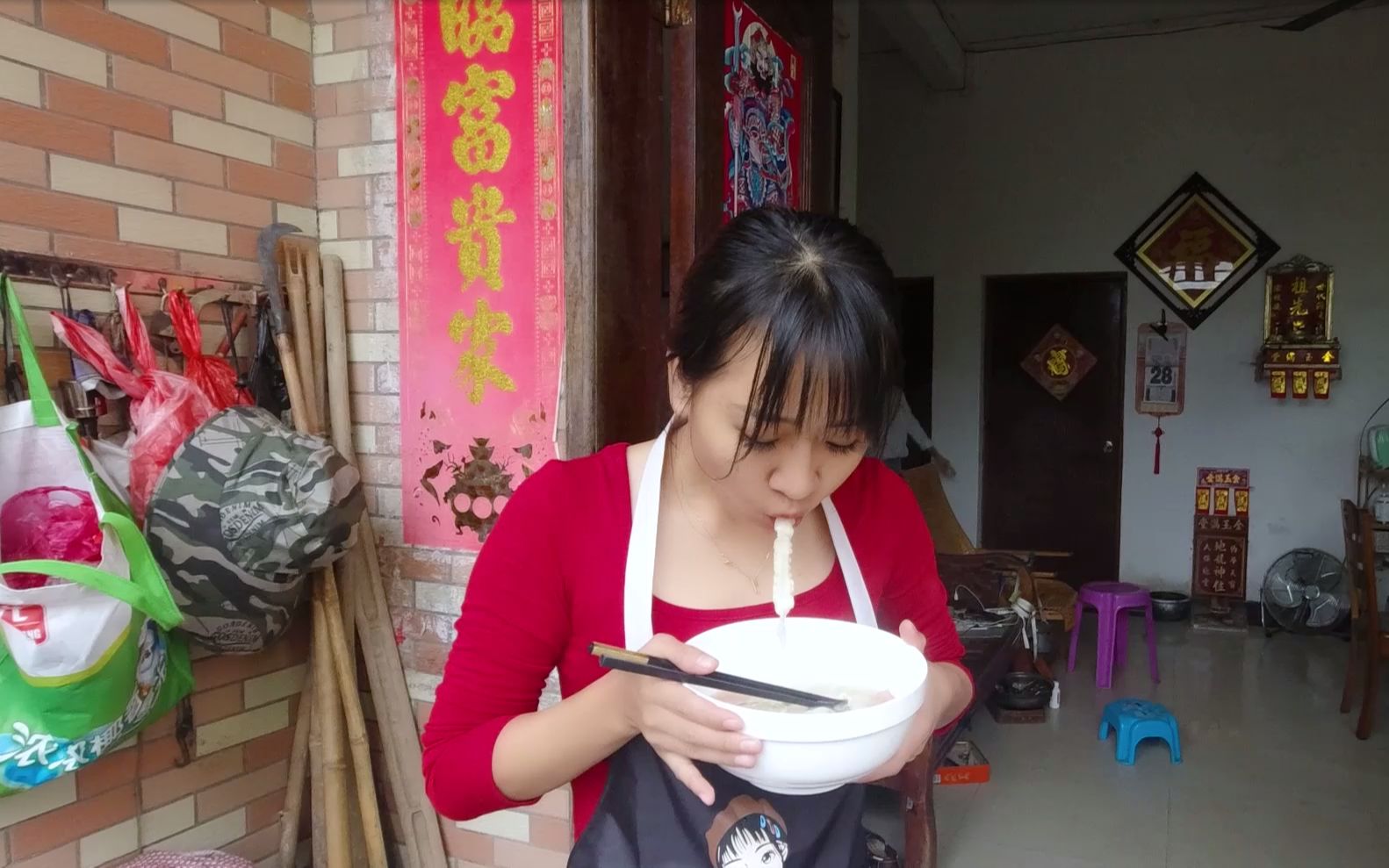 阿渔妹煮阳江特色美食刚煮好自己都忍不住馋端起大碗一顿狂吃