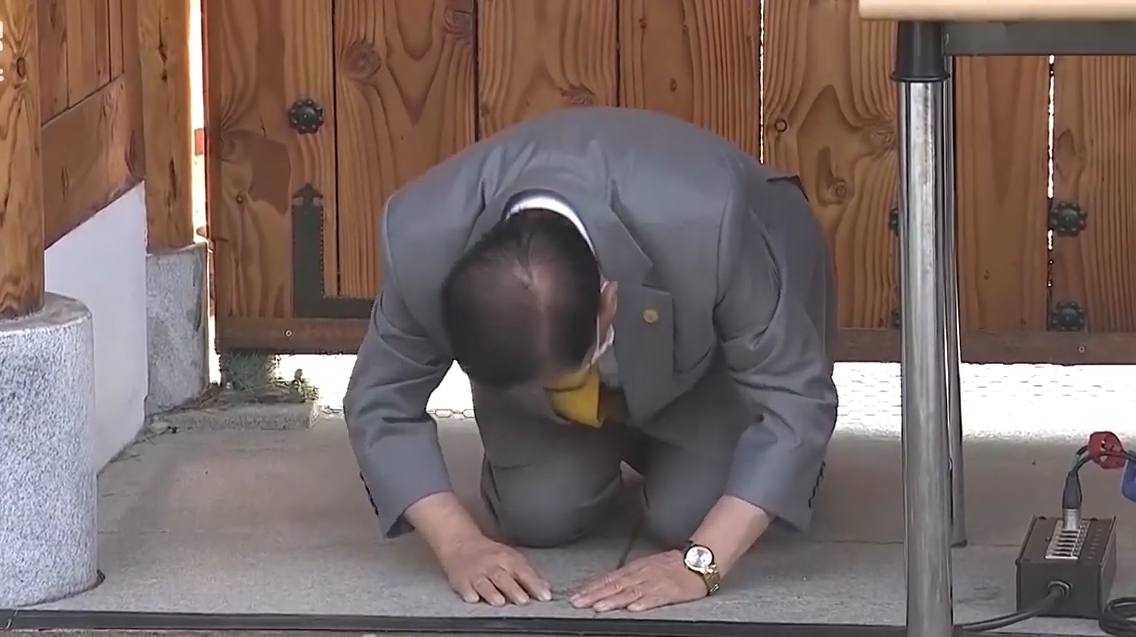 韩国近6成确诊病例与新天地有关89岁新天地会长李万熙跪地道歉