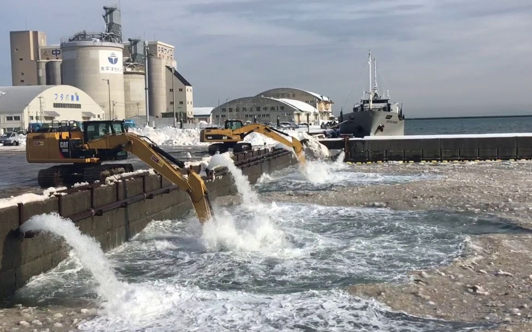 日本特殊除雪方式,挖掘机不断搅拌海水就能除雪,什么原理?哔哩哔哩bilibili