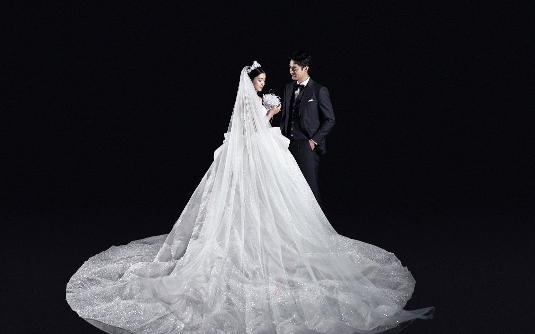 纯黑背景婚纱照,简约风格的婚纱照彰显幸福感
