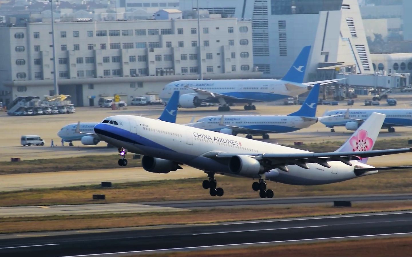 厦门高崎拍机—大小各异的飞机起降