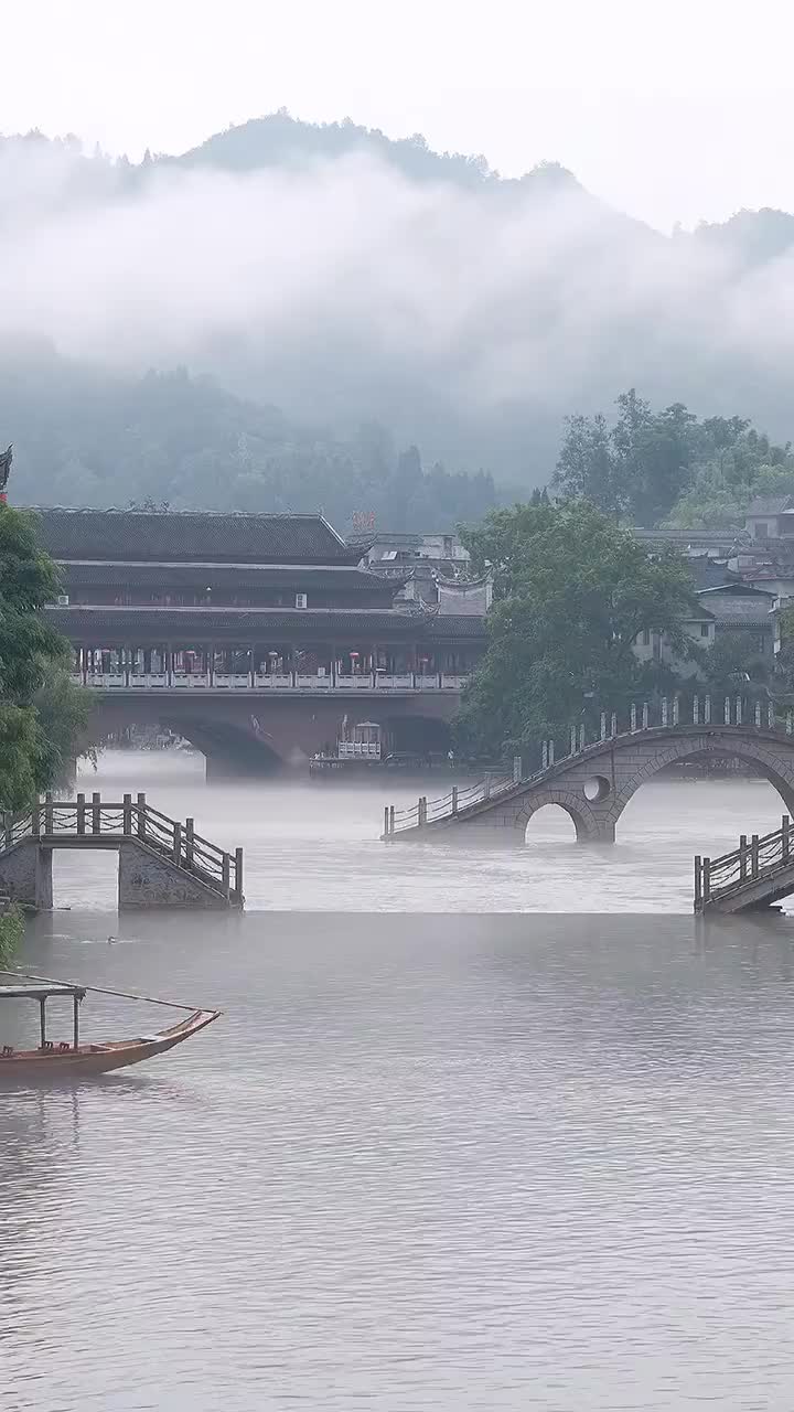 桥如虹,水如空,侧船篷,使江风,江南烟雨朦胧,却不见你的身影.