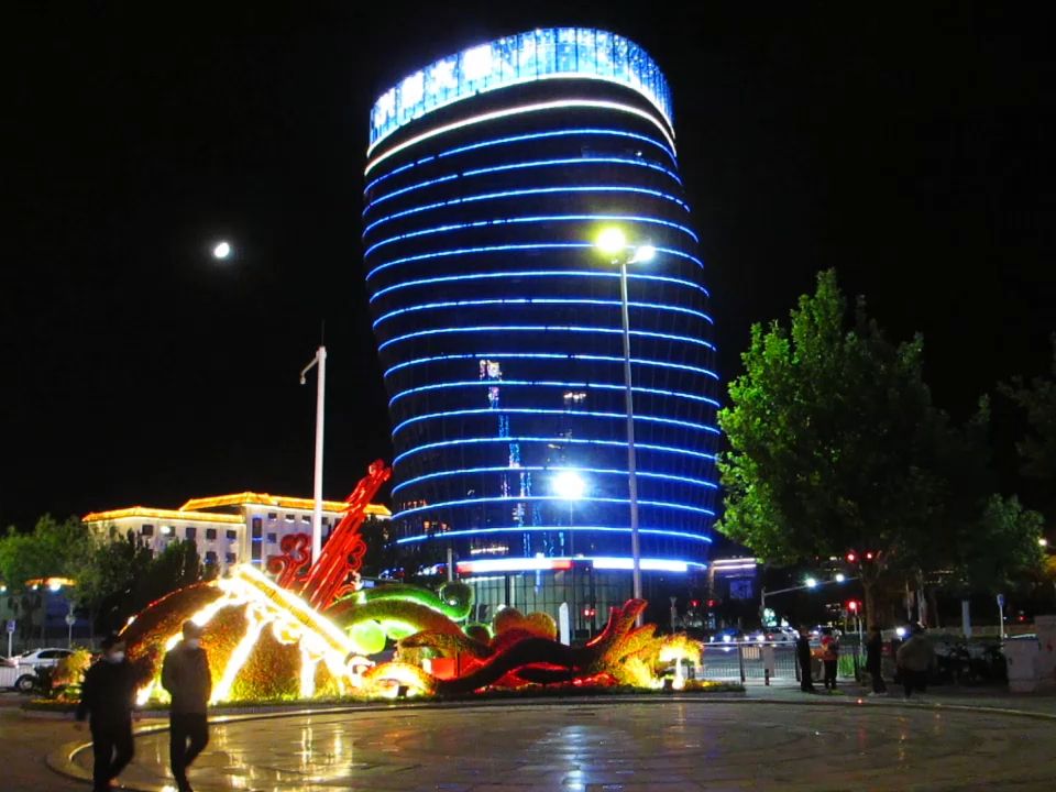 2022.10.4晚 北京高米店南地铁站附近街景 兴创大厦的亮化灯光