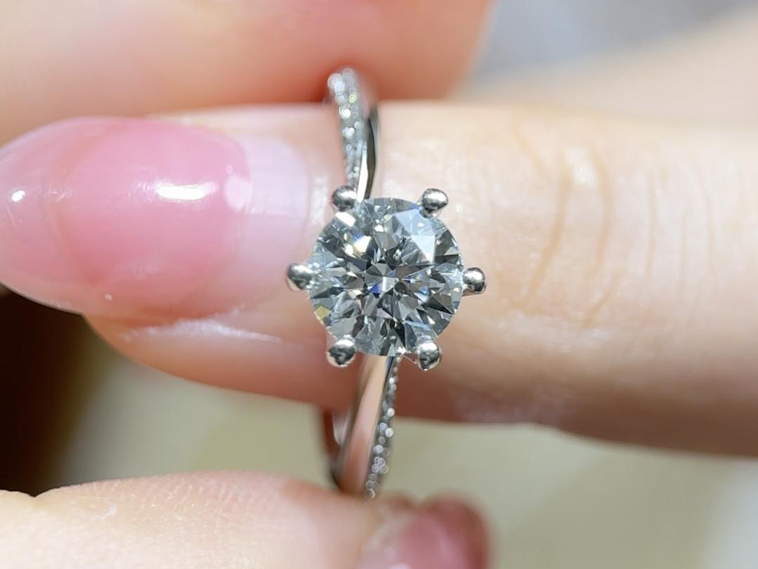 新买的六爪扭臂克拉钻戒晒晒吖