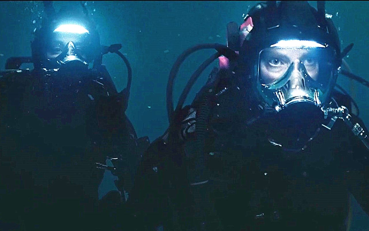 [图]姐妹俩深海找刺激，惊恐发现神秘海洋生物，二人究竟遭遇了什么？《破浪而出》