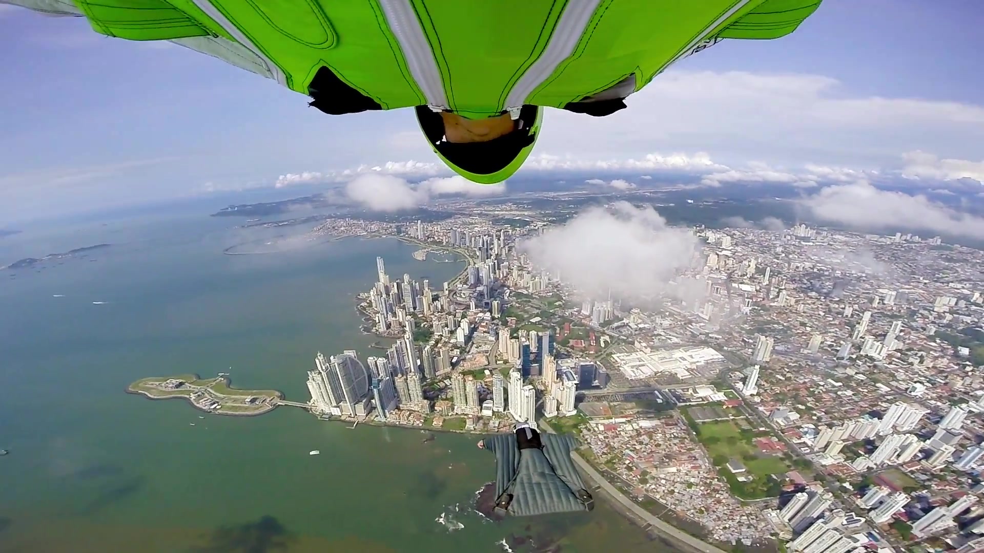 翼装飞行穿梭于城市大楼间 - gopro大奖