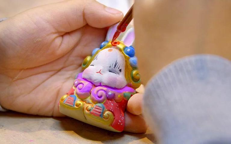 北京篇:网络直播兔儿爷泥塑制作,文化不分国界与年龄