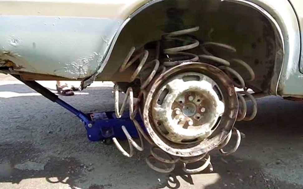 用弹簧改装汽车轮胎,上路摇摇晃晃!网友:外国作死队又加一分!