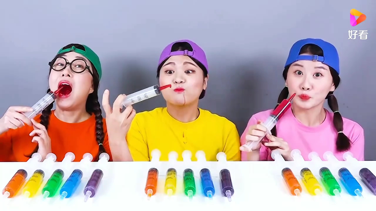 糖果的儿姐姐三个人注射器果冻 吸管饮料