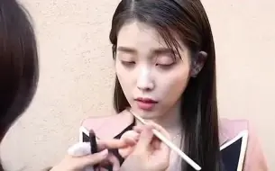 Descargar video: IU：涂口红vs不涂口红的差距，这是第一个妆后还更清纯的女人