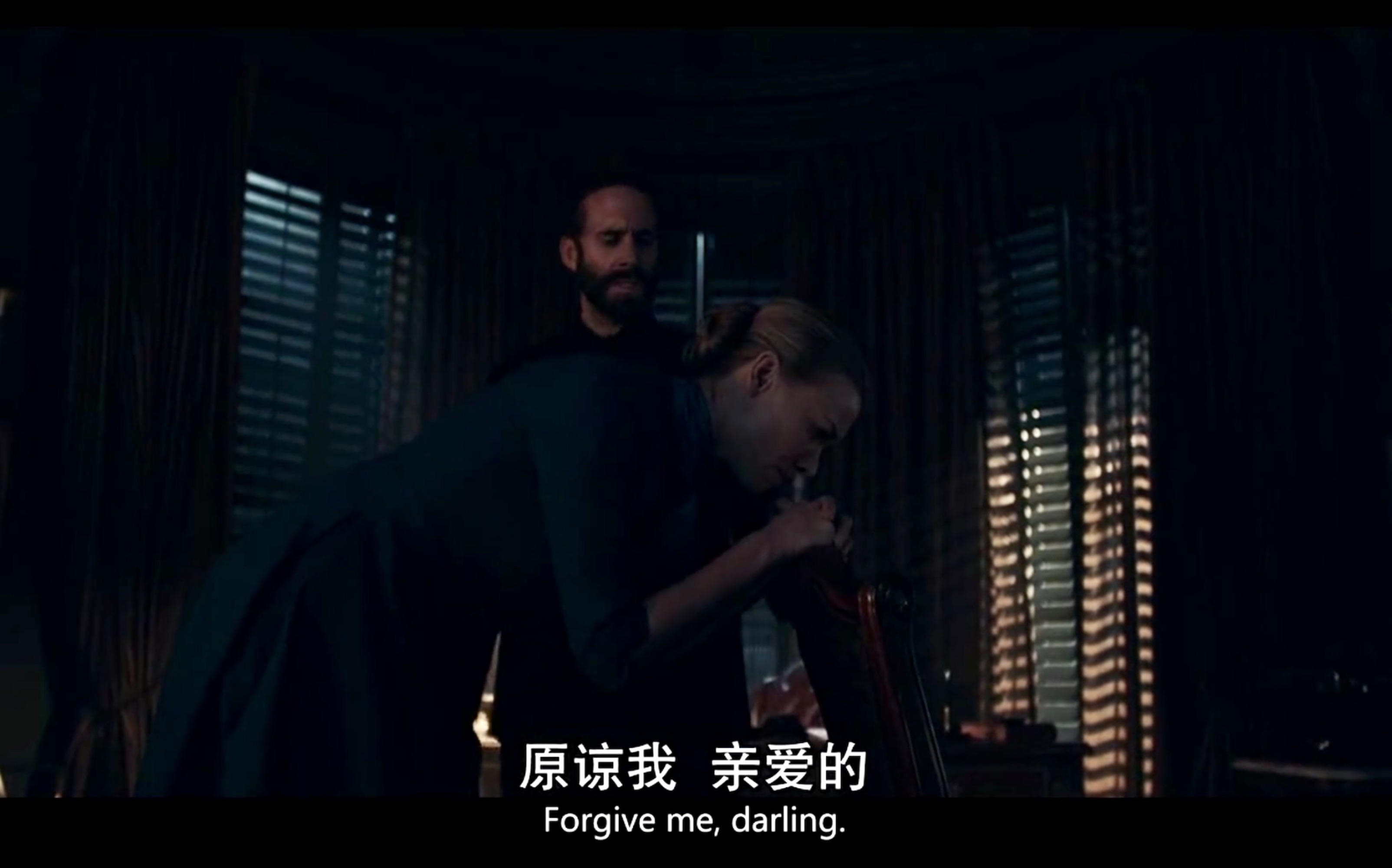 [图]使女的故事S2E8 Waterford大主教当着使女Offred的面惩罚鞭打Serena