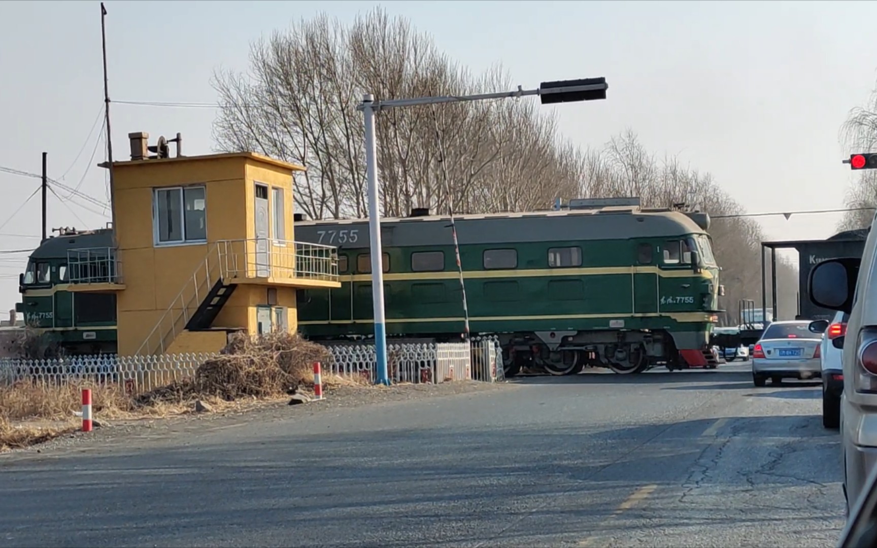 df4b 7755牵引全列煤炭漏斗车通过沈环线道口去调兵山电厂