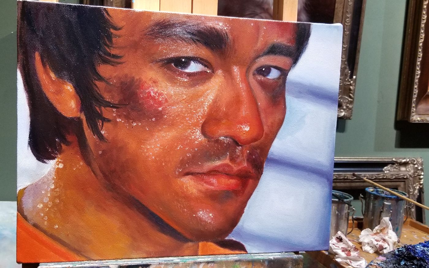 小伙用心学习油画专为偶像李小龙致敬