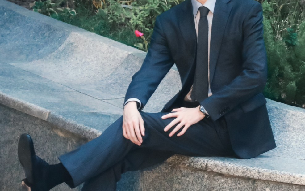 卧槽,身材比例绝了!林一请你把西装焊在身上!