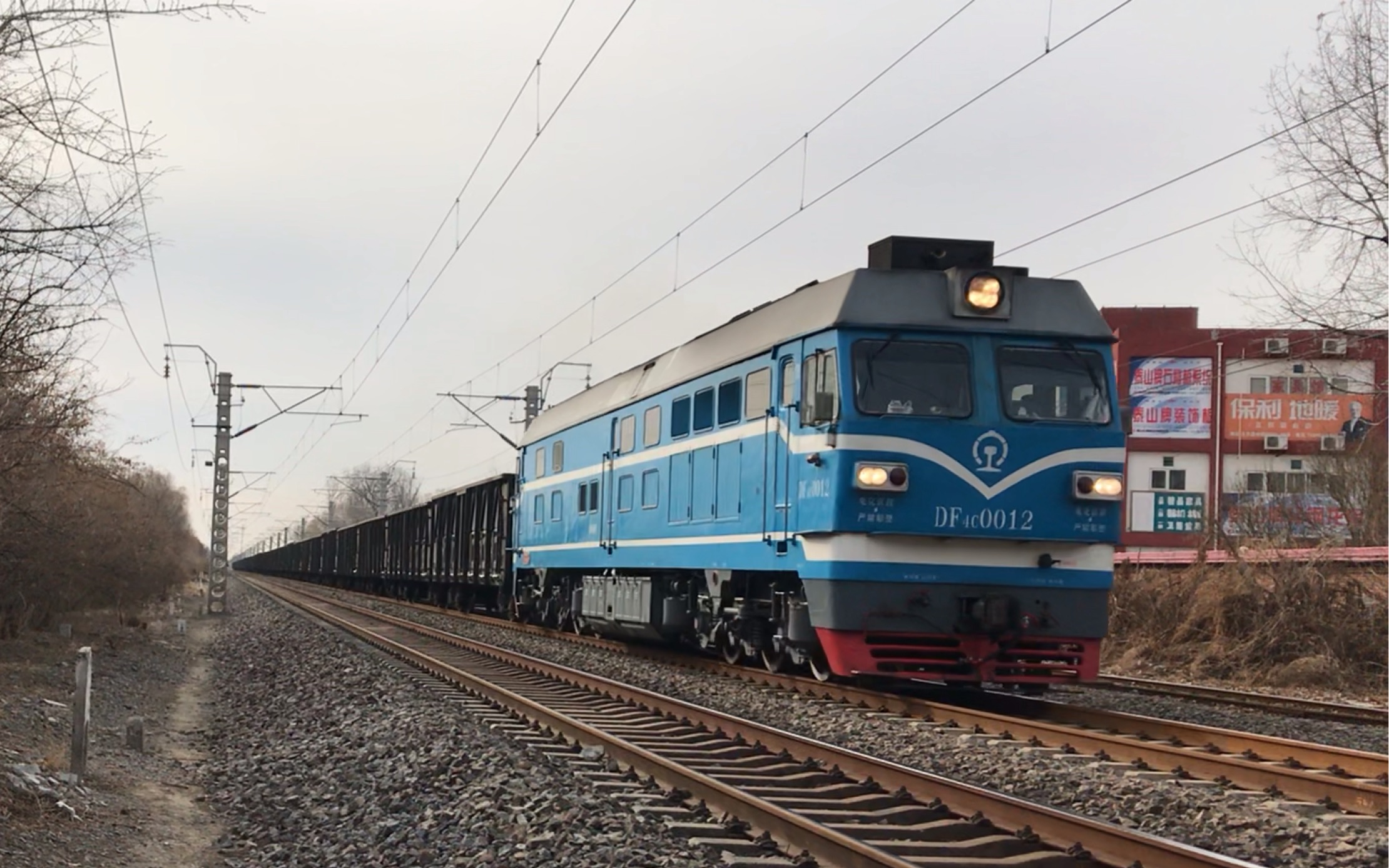 京局怀段df4c0012牵引敞车鸣笛通过