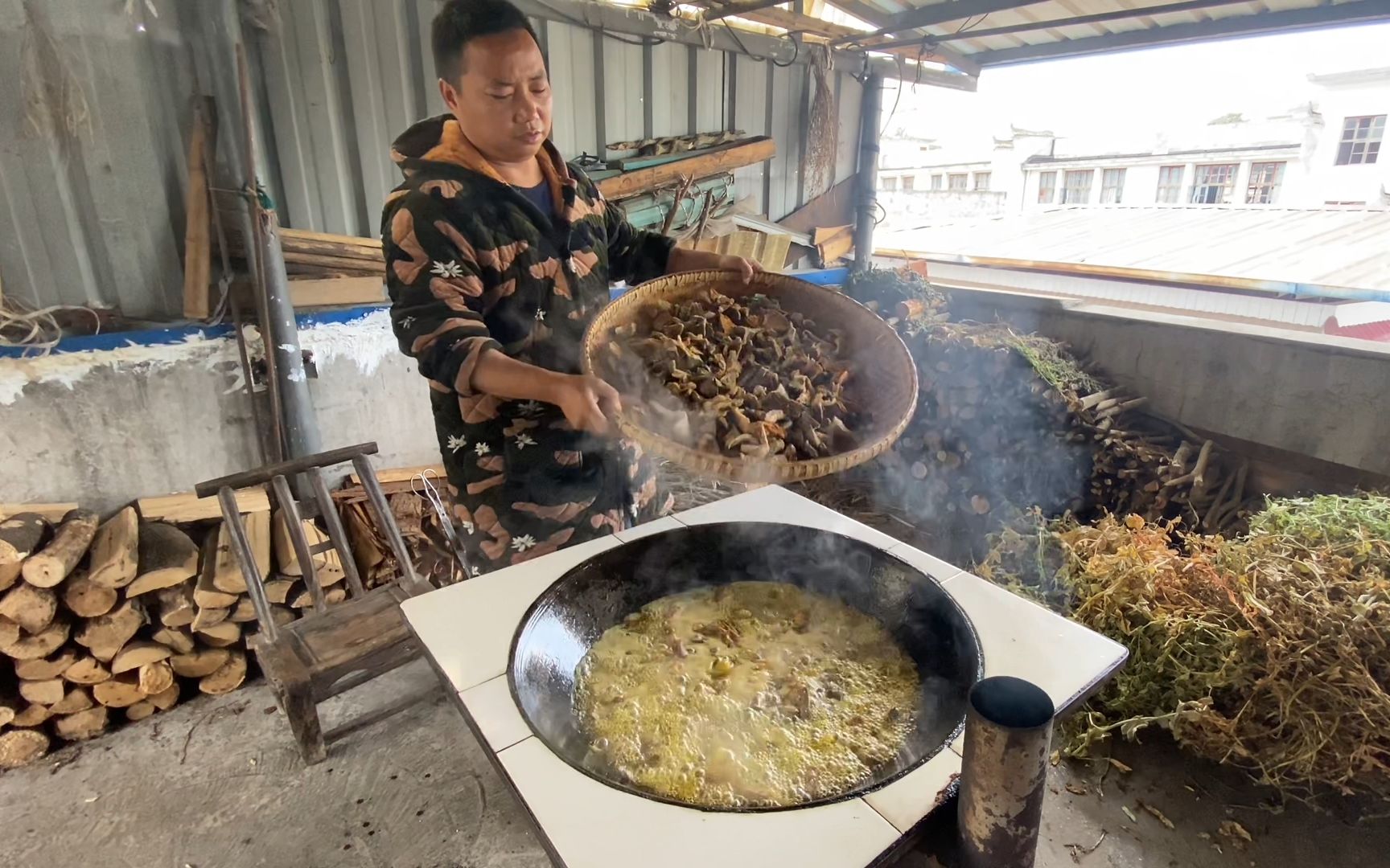 捡的野生菌子太多吃不完,做成菌油可以长时间储存,一大锅真香哔哩哔哩bilibili