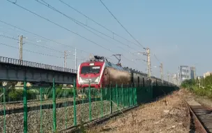 Скачать видео: 【中国铁路】武局南段HXD1D0179牵引K351通过沁春路中春路机位