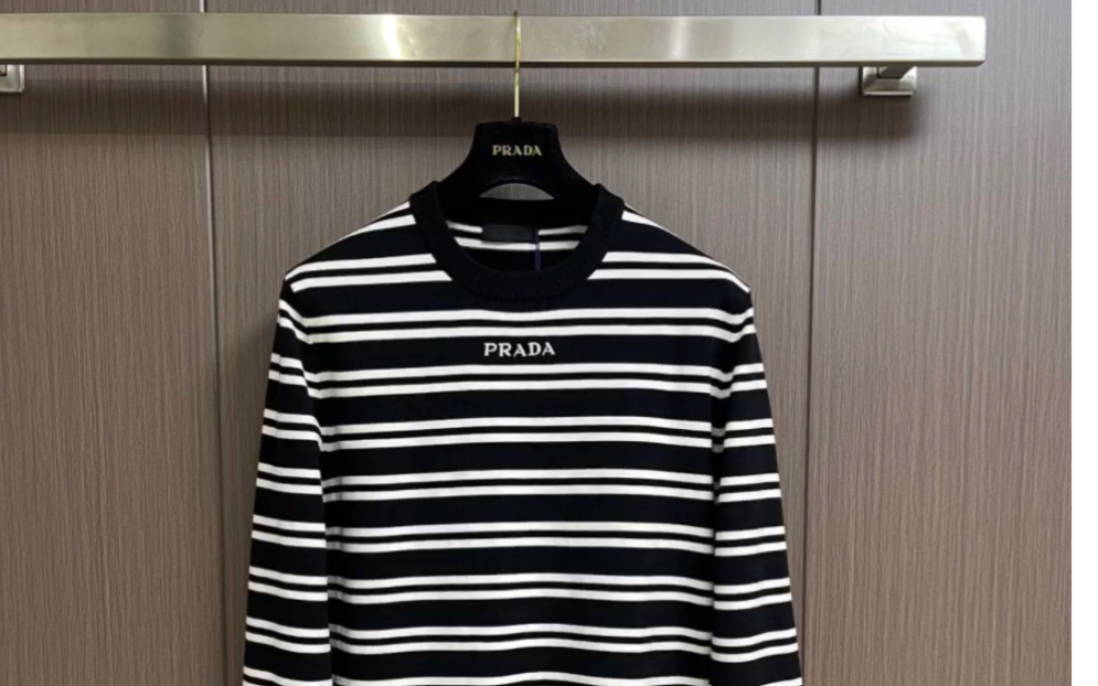 说一下高仿prada普拉达2023秋冬羊毛混纺条纹圆领长袖毛衣 羊毛衫打底