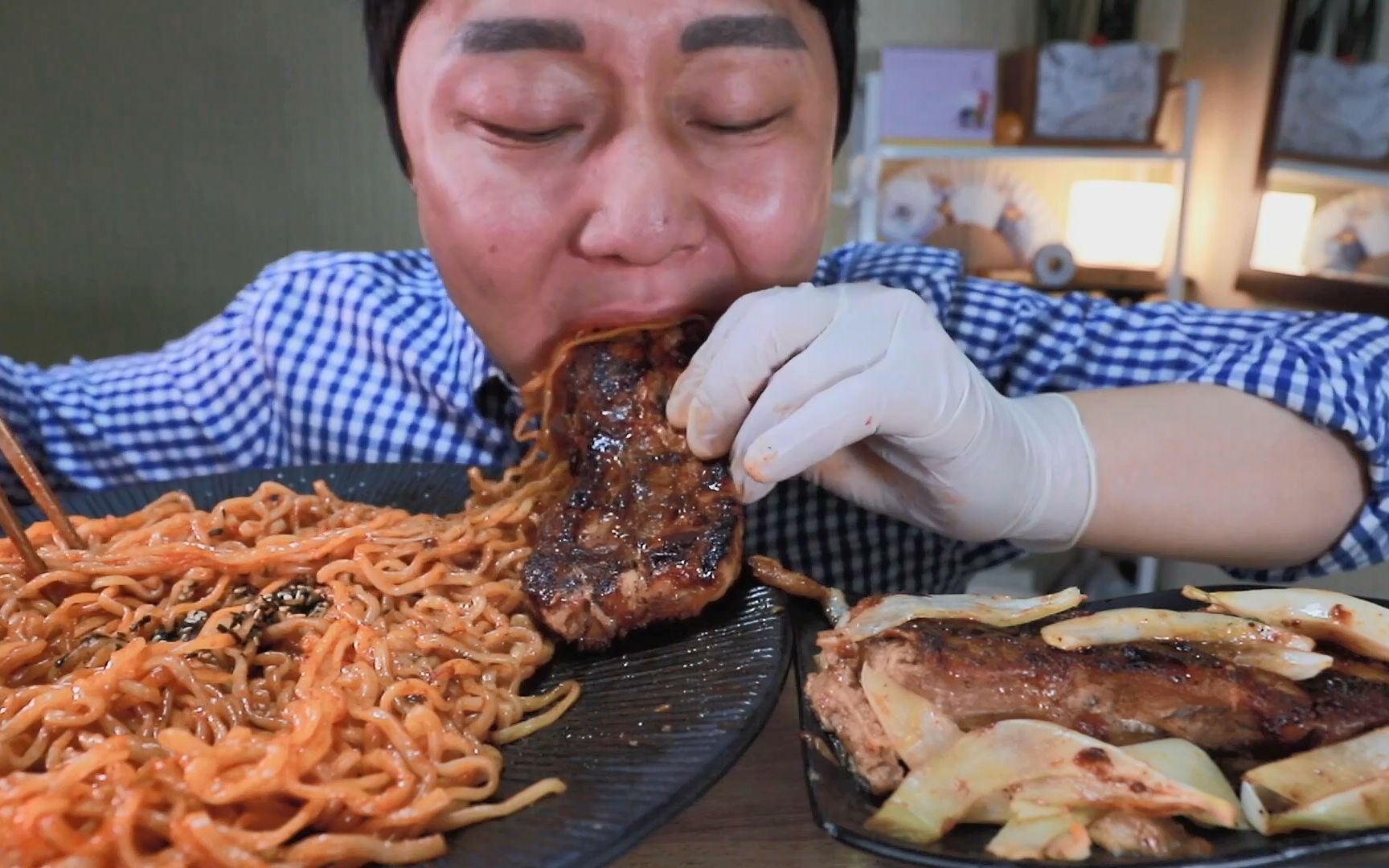 【韩国prumir吃播】小伙吃"新核火鸡面 腌猪肉",看这吃相,那是真辣啊