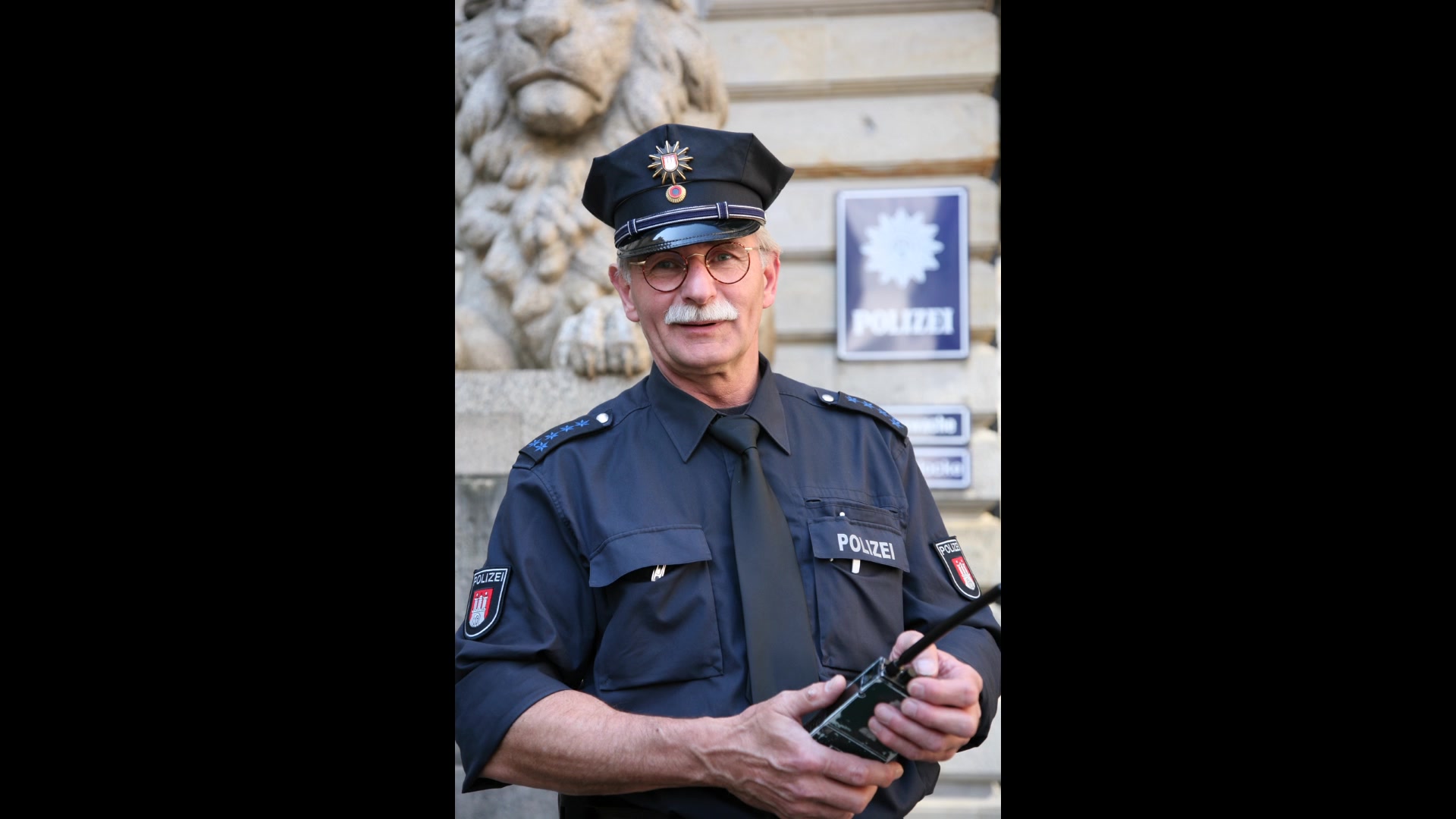 瑞典警察收了个蛋糕,被起诉.