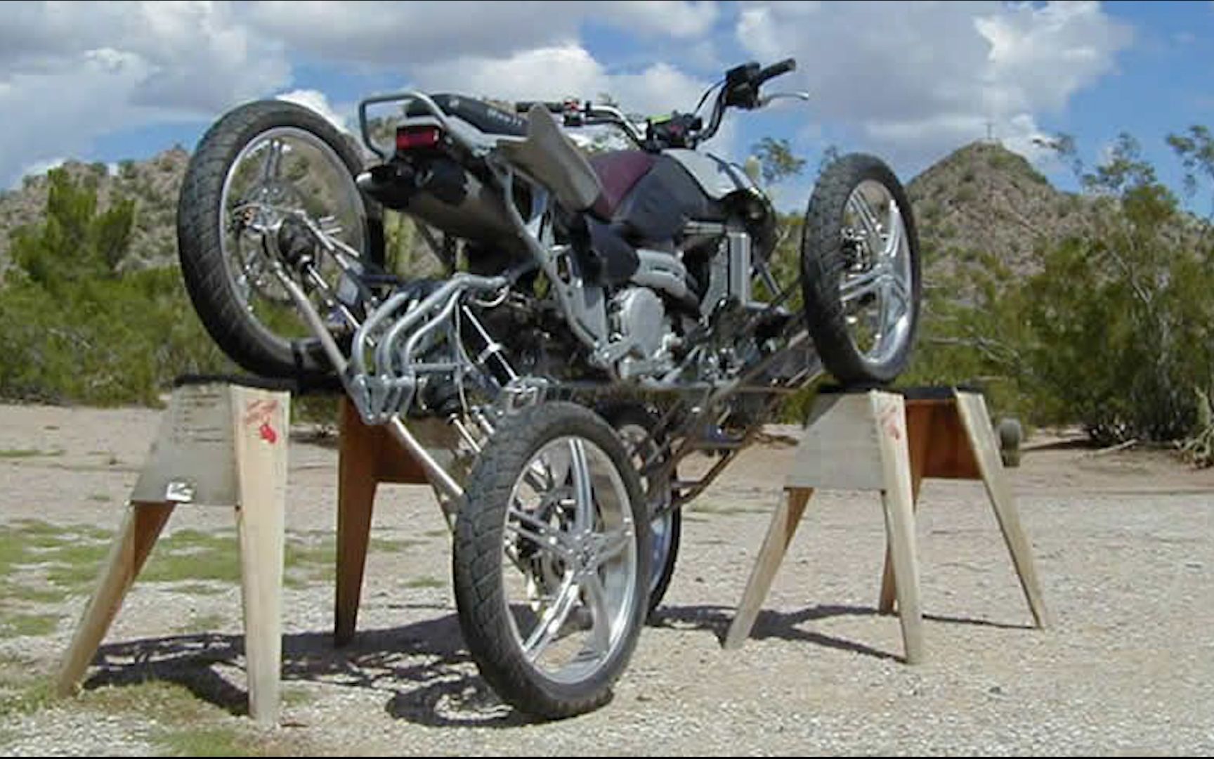 老外发明劈叉4轮摩托车,全地形通吃,倾斜50度不翻车!