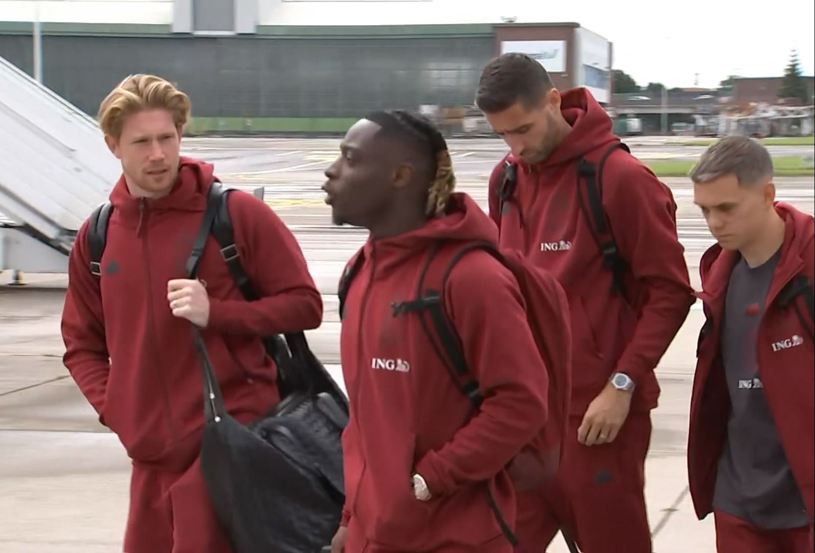 【德布劳内】比利时国家队登上了飞往德国的飞机