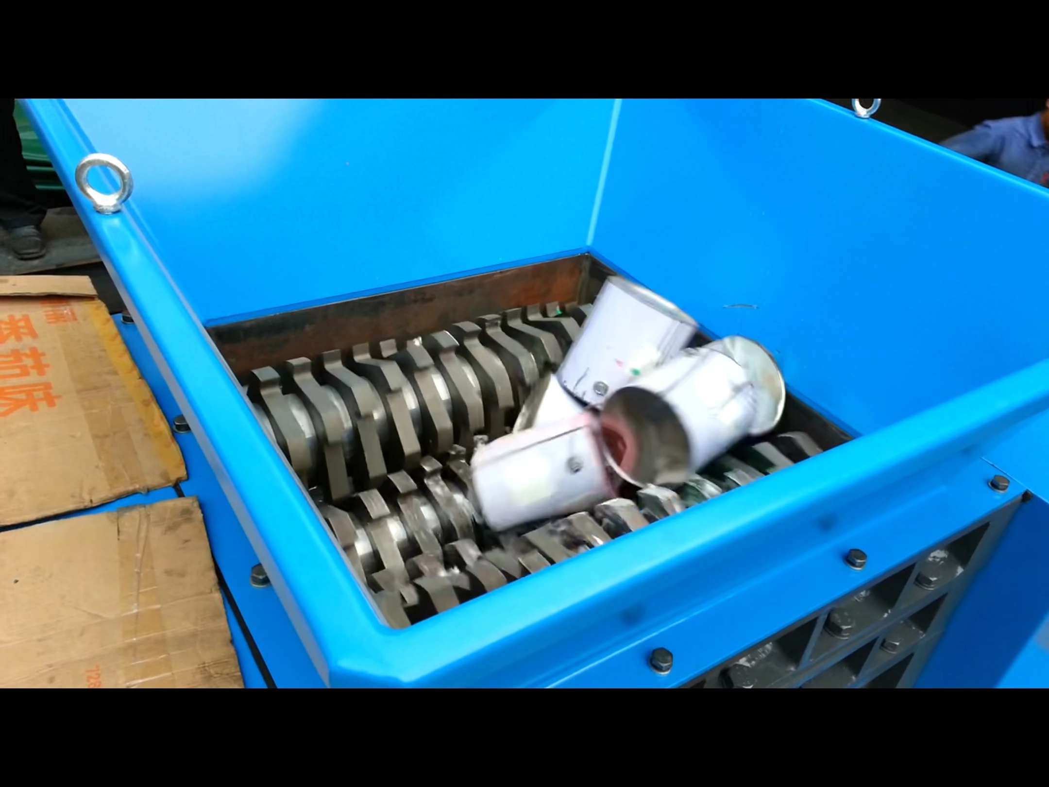 油漆桶破碎机,铁桶破碎机,金属破碎机,撕碎机