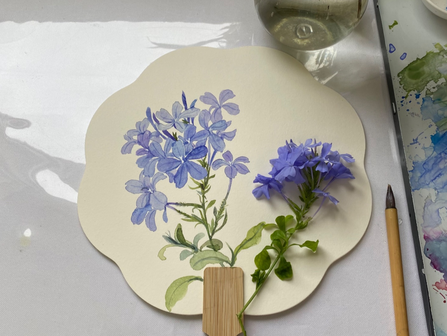 水彩手绘蓝雪花团扇.