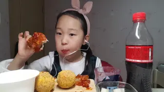 Video herunterladen: ♡ 鸡肉，芝士球，调味炸鸡搭配可乐吃播！