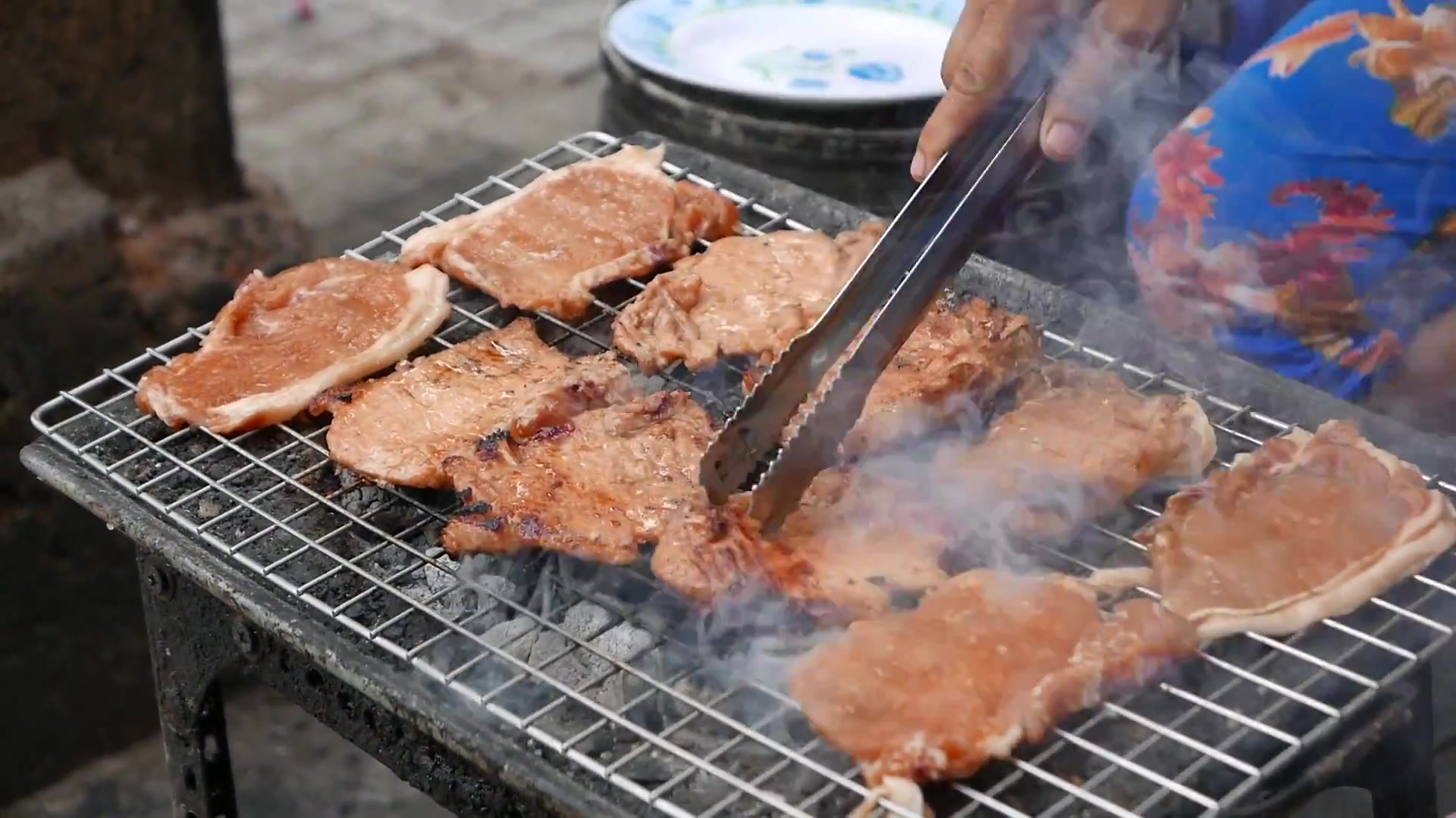 【各国路边小吃】越南路边小吃街头食品-烤猪排饭看的我好饿!