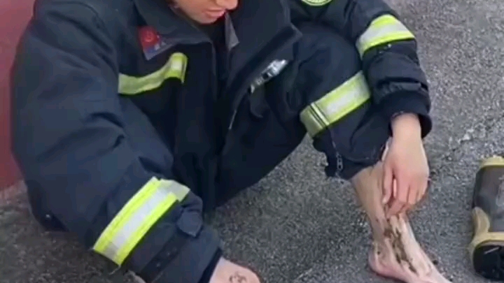 消防员小哥哥脚磨破脱靴