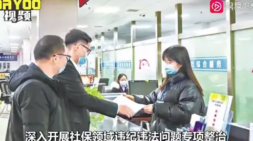 干部带612张社保卡取钱牵出大案，取现15万触发ATM报警【公职人员收集死亡人员社保卡900多张，套养老金1700多万！11名公职人员被移送司法机关】