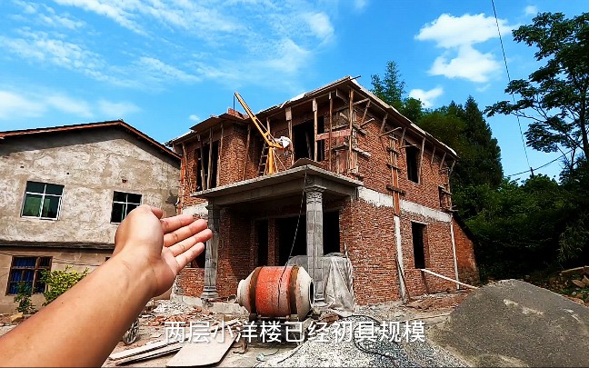 农村花18万建造的小洋楼封顶了,内部布局6房1厅1厨2卫!哔哩哔哩bilibili