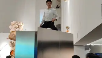 央美当牛作品《出口》行为艺术现场
