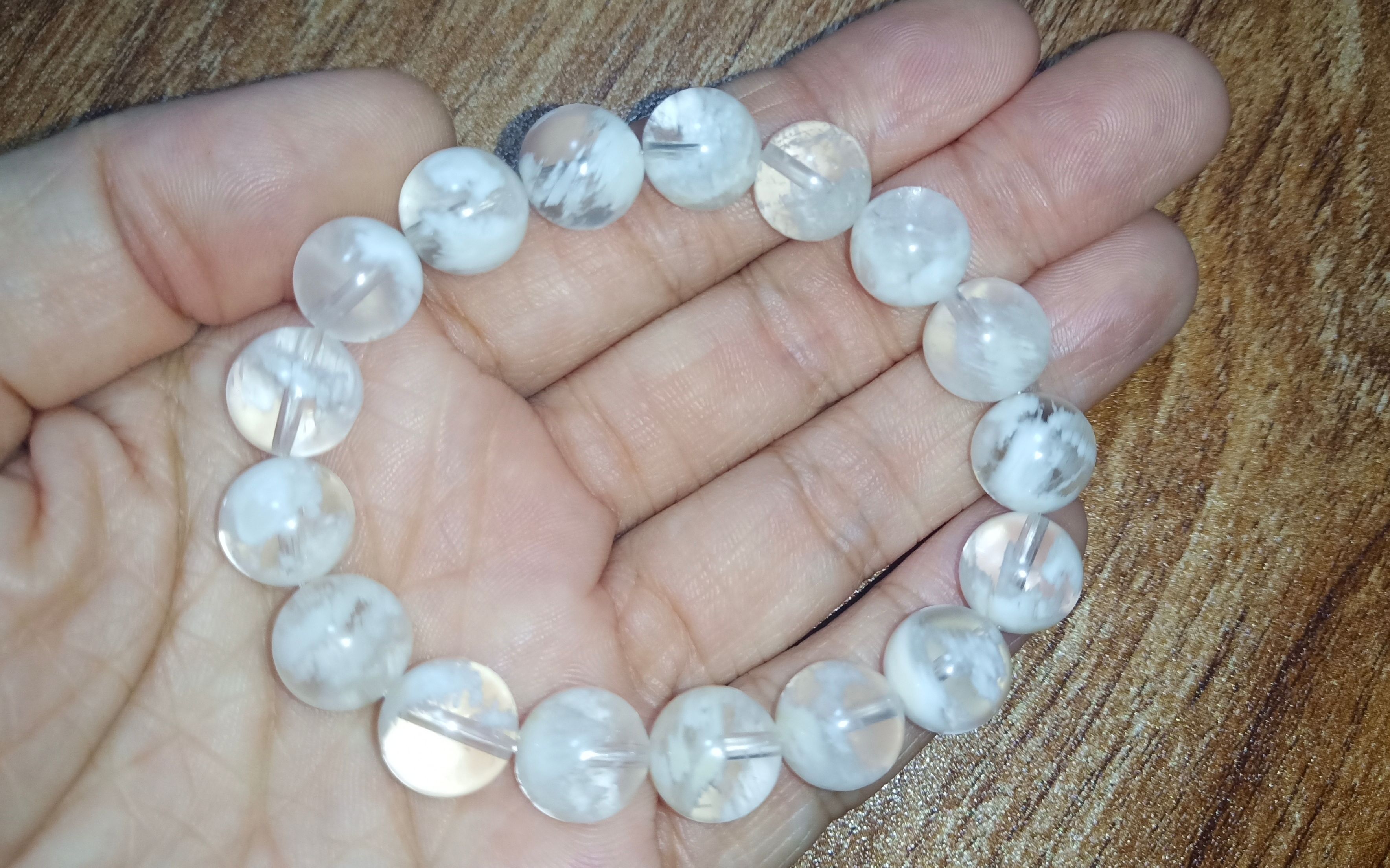 雪花幽灵的功效与作用(雪花幽灵:祛痘祛斑,让肌肤水嫩光滑)