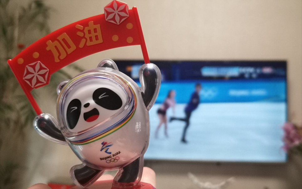 北京冬奥会颁奖冰墩墩图片