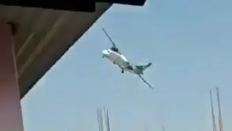 尼泊尔客机坠毁前画面：空中突然倾斜，机身失去平衡