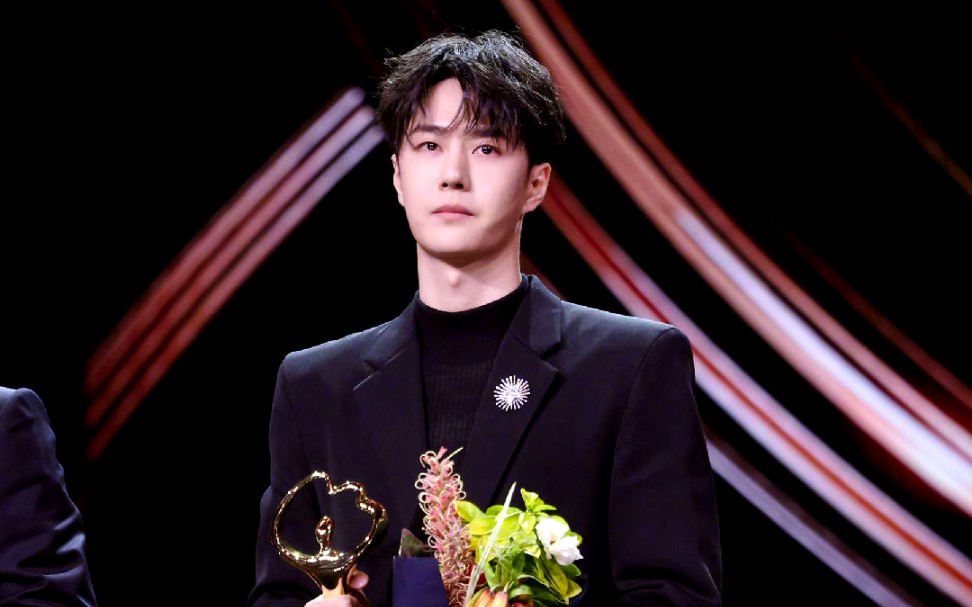 "微博之夜"王一博发表感言,镜头给到了王八.