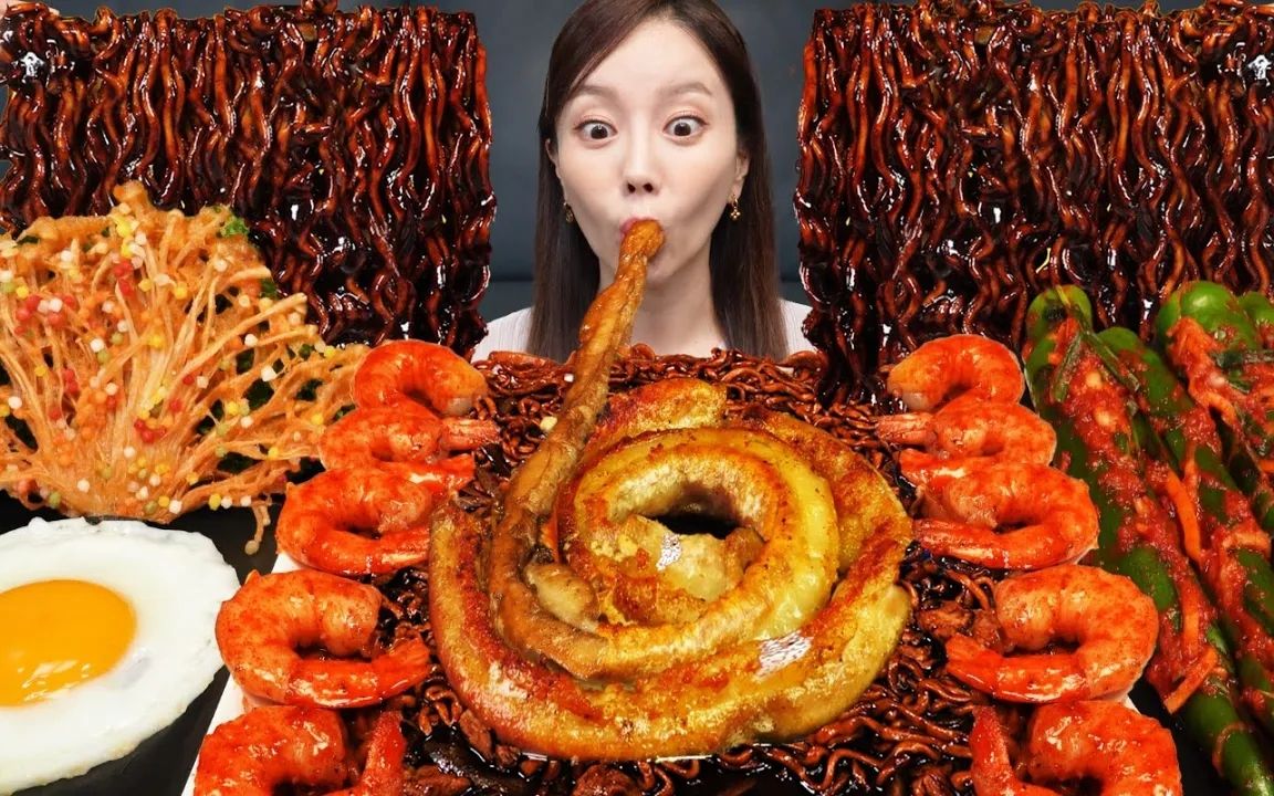 韩国美女吃肥肠火鸡面,吃的实在是太香太美味,如痴如醉心花怒放