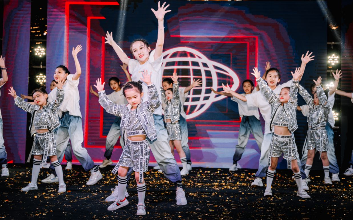 洛阳2019乐舞秀舞蹈盛典 小羲老师少儿班《98k》_哔哩哔哩 (゜-゜)つ