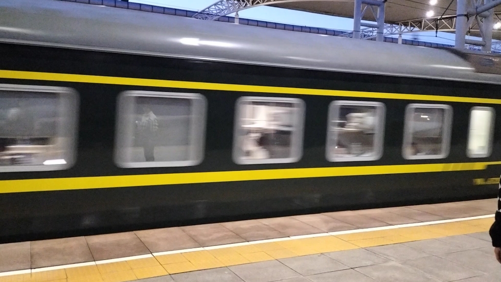 k1009次列车(大连北到黑河)辽阳站四道进站