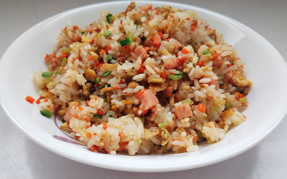 午餐肉鸡蛋炒饭这样子做,超级美味!