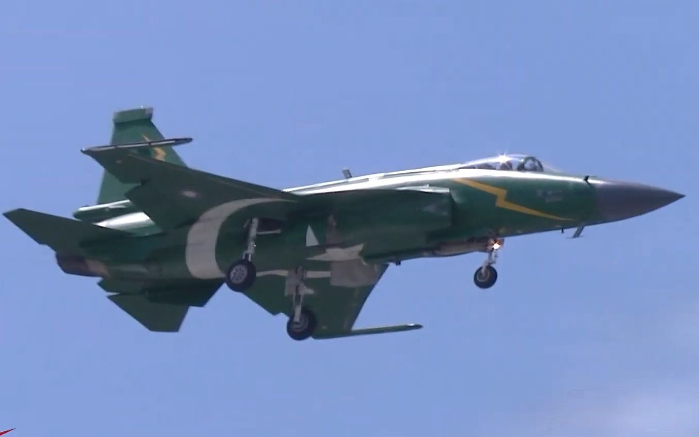 巴黎航展2019巴基斯坦空军jf-17战机飞行表演