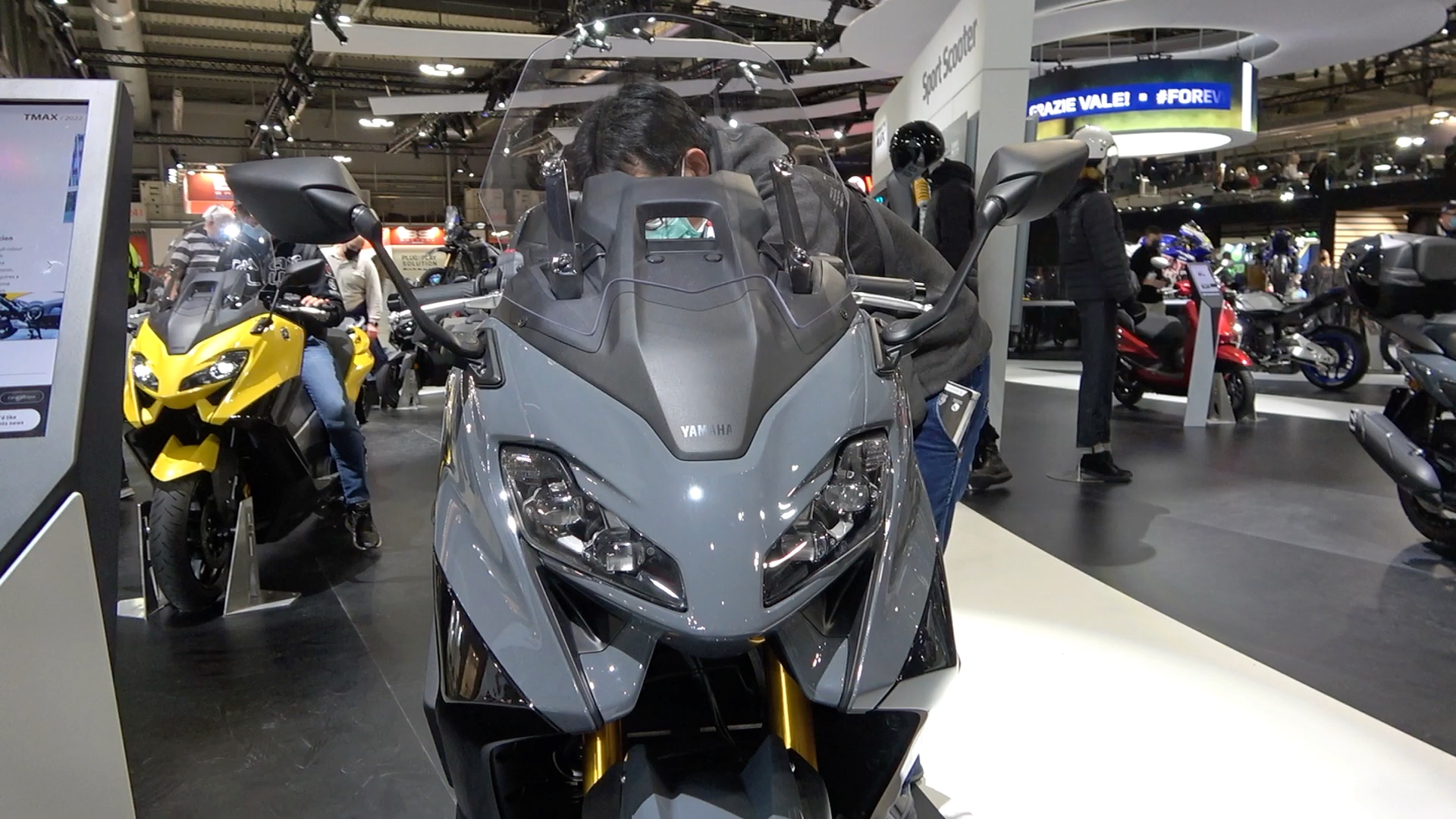 新款2022雅馬哈tmax 560踏板車,帶上殼eicma 2021