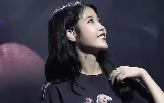 美女憋笑 iu iu李知恩