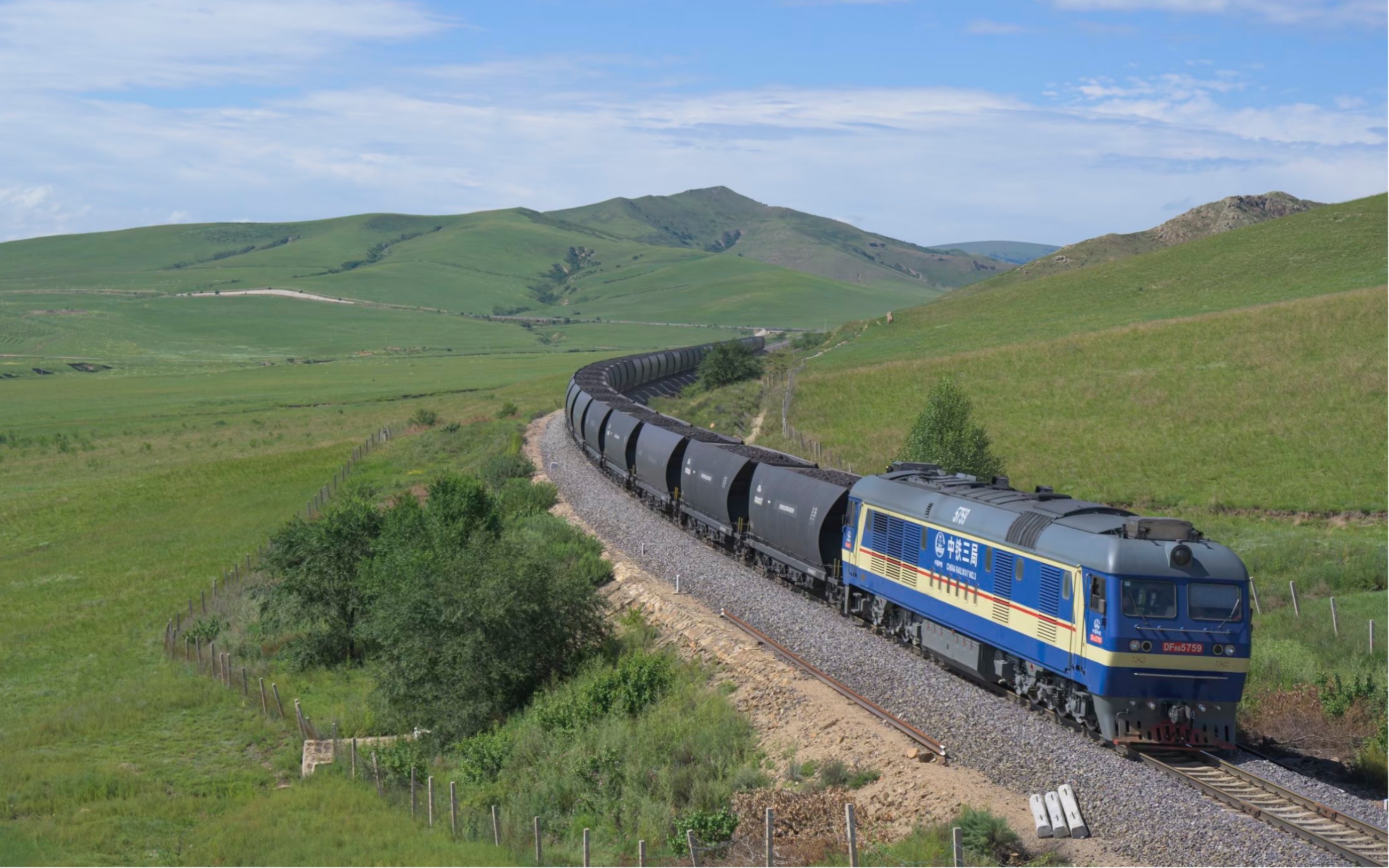 醉美草原铁路df8b牵引kv80大列鸣笛通过