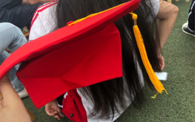 真是第一次见红色的博士帽,也不知道学校怎么想的